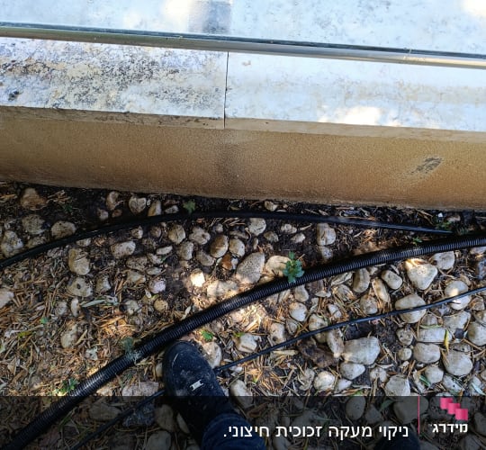 אזור חיצוני עם אבנים וצינורות